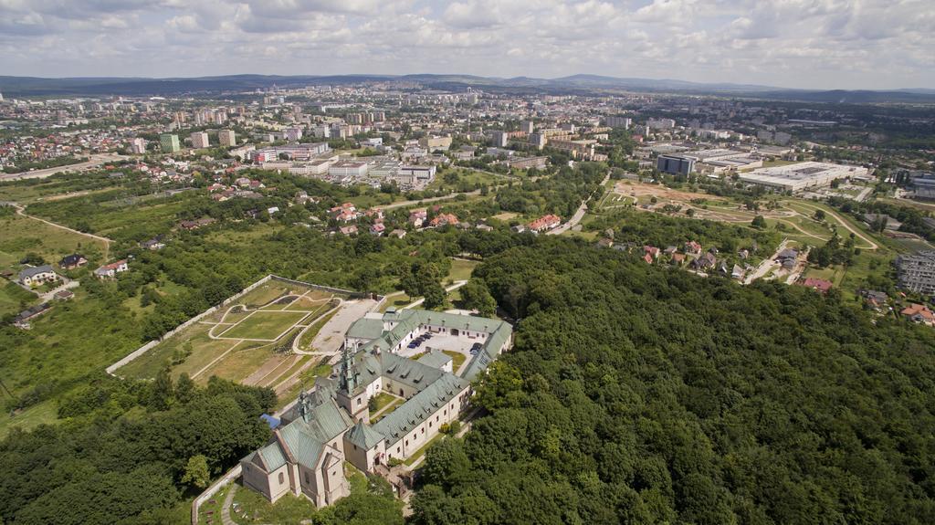 Hotel Karczowka Kielce Buitenkant foto