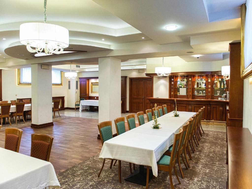 Hotel Karczowka Kielce Buitenkant foto