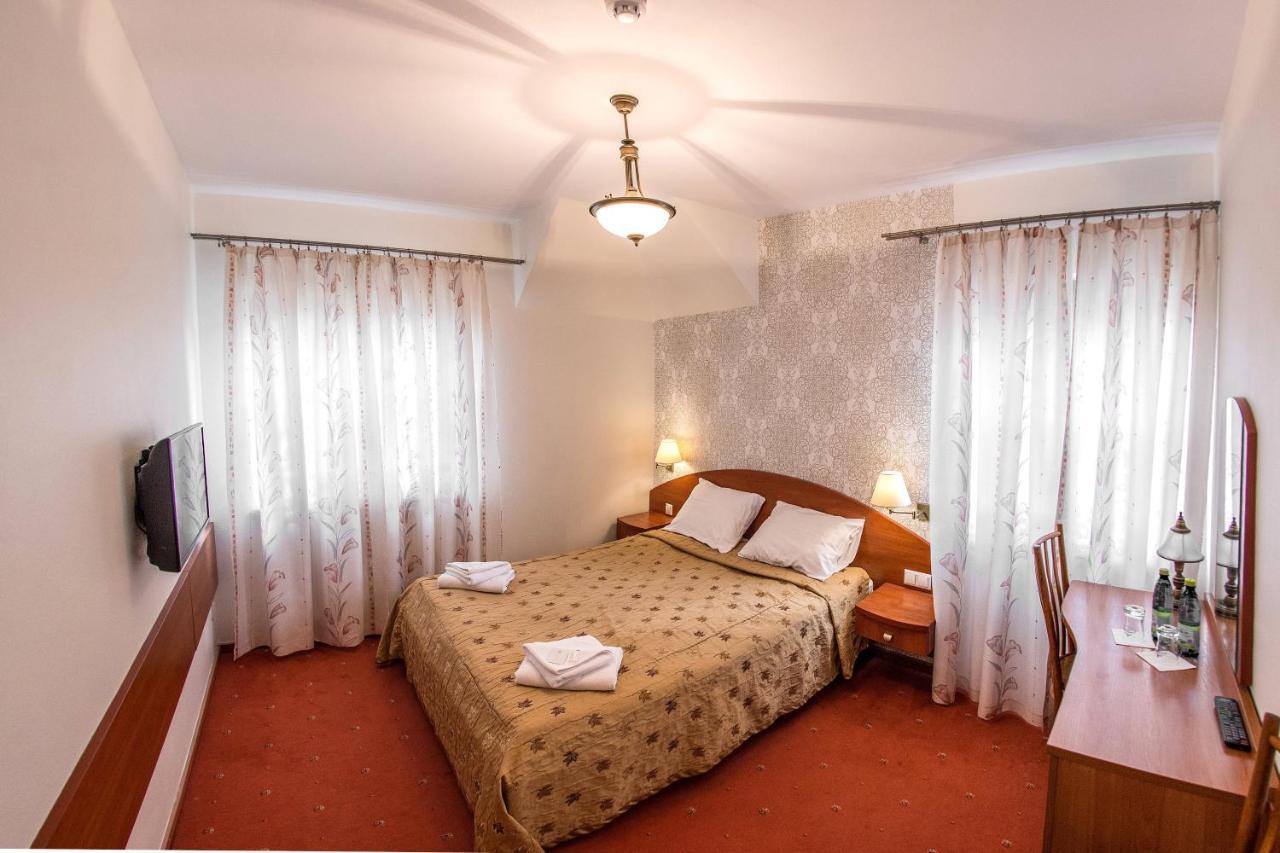 Hotel Karczowka Kielce Buitenkant foto