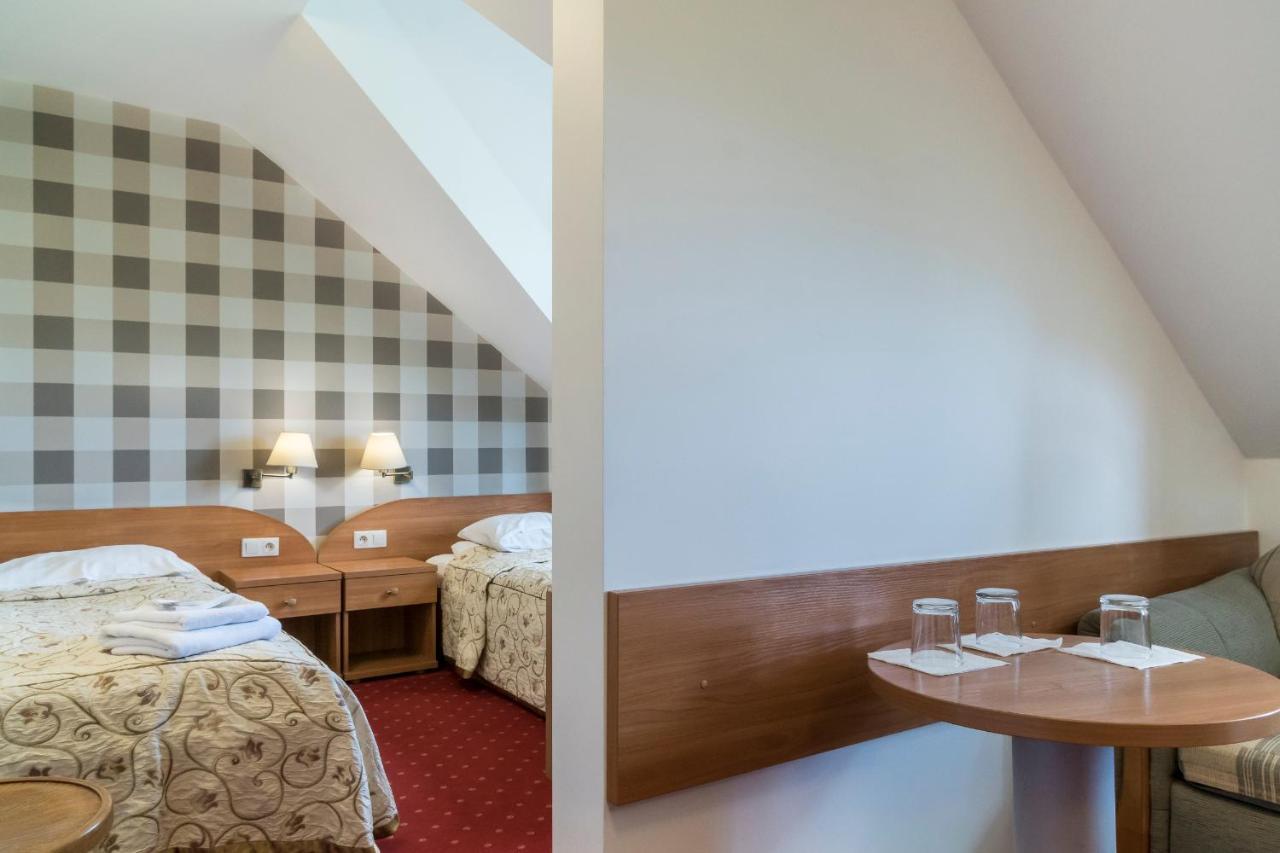 Hotel Karczowka Kielce Buitenkant foto