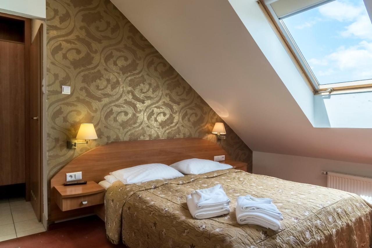 Hotel Karczowka Kielce Buitenkant foto