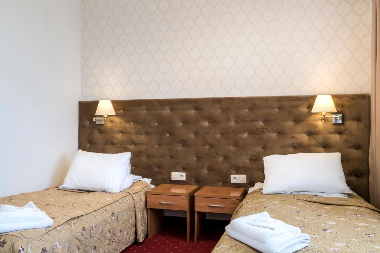 Hotel Karczowka Kielce Buitenkant foto